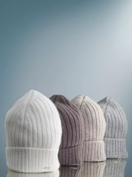 Шапка женская 11542 MARHATTER молочный (56-58)